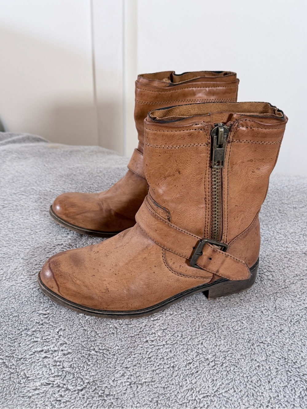 Madden Girl Camdenn Distressed Moto Boots Cognac Brown Vegan Leather size 6